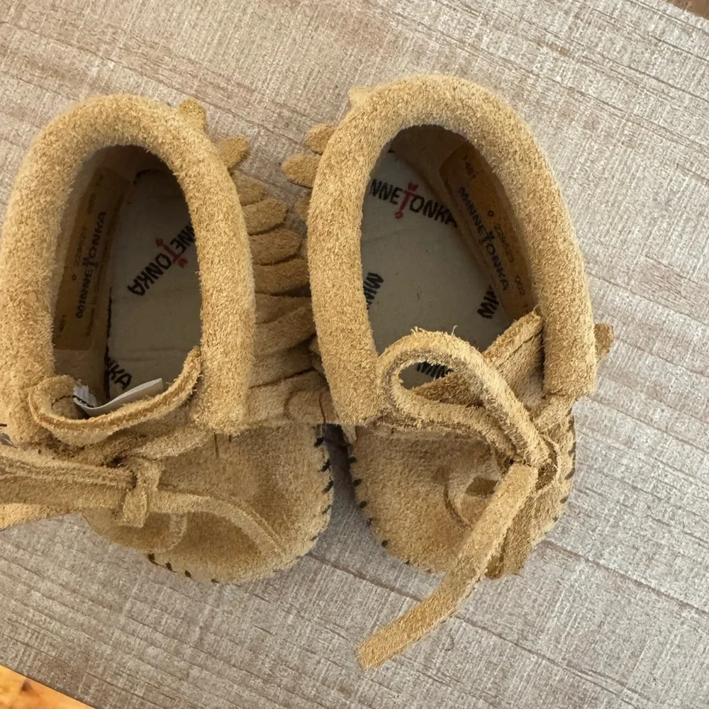 Minnetonka Kids Tan Moccasins with Fringe - Picture 3 of 4